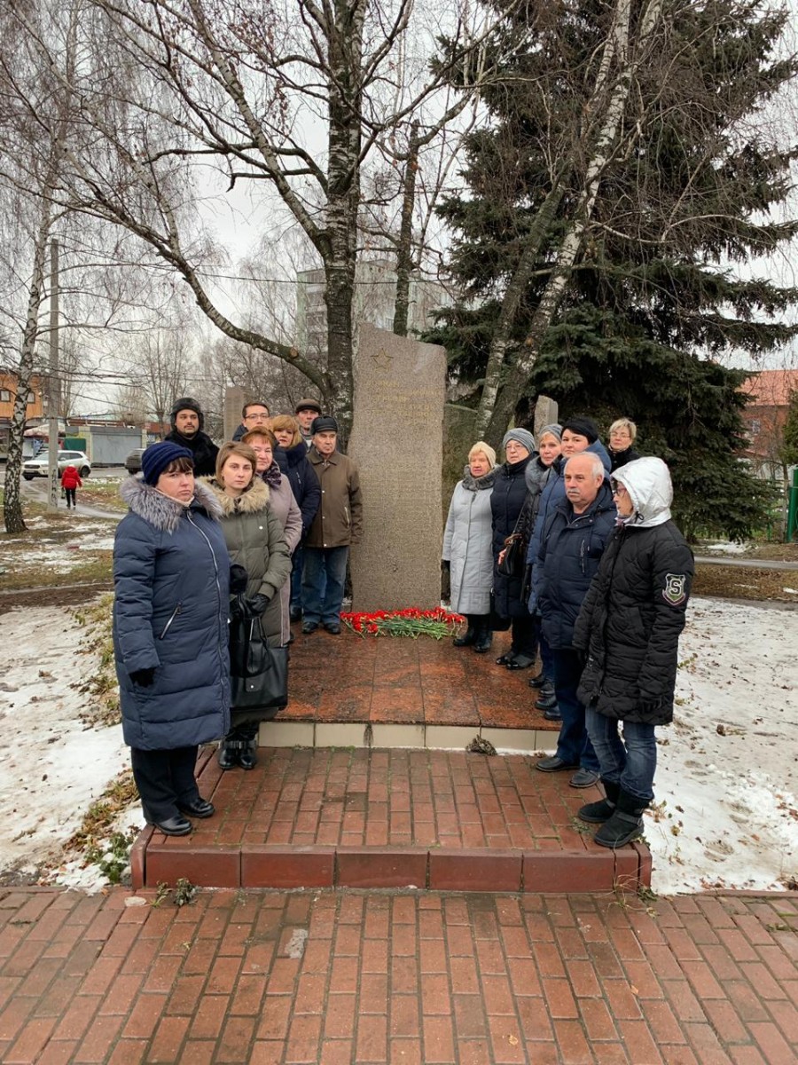 Возложение цветов к памятнику павших в Великой Отечественной войне